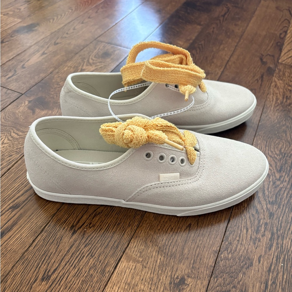 Vans Cream Low-Top Sneakers with Yellow Laces Unisex Women’s Size 8/ Mens 6.5